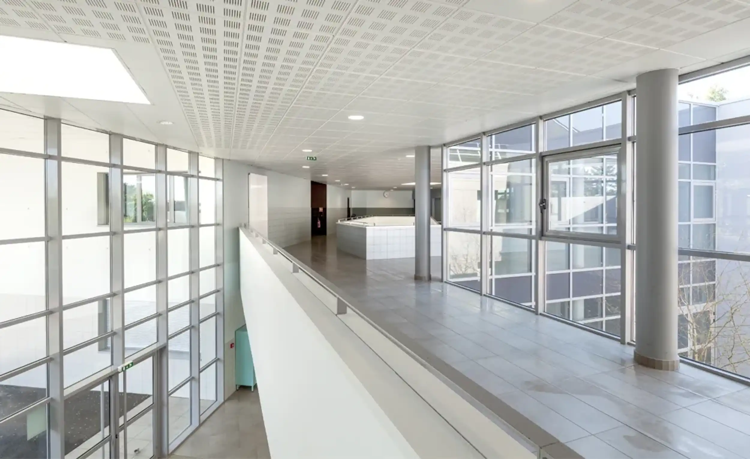 Passerelle étage intérieur collège Évrecy