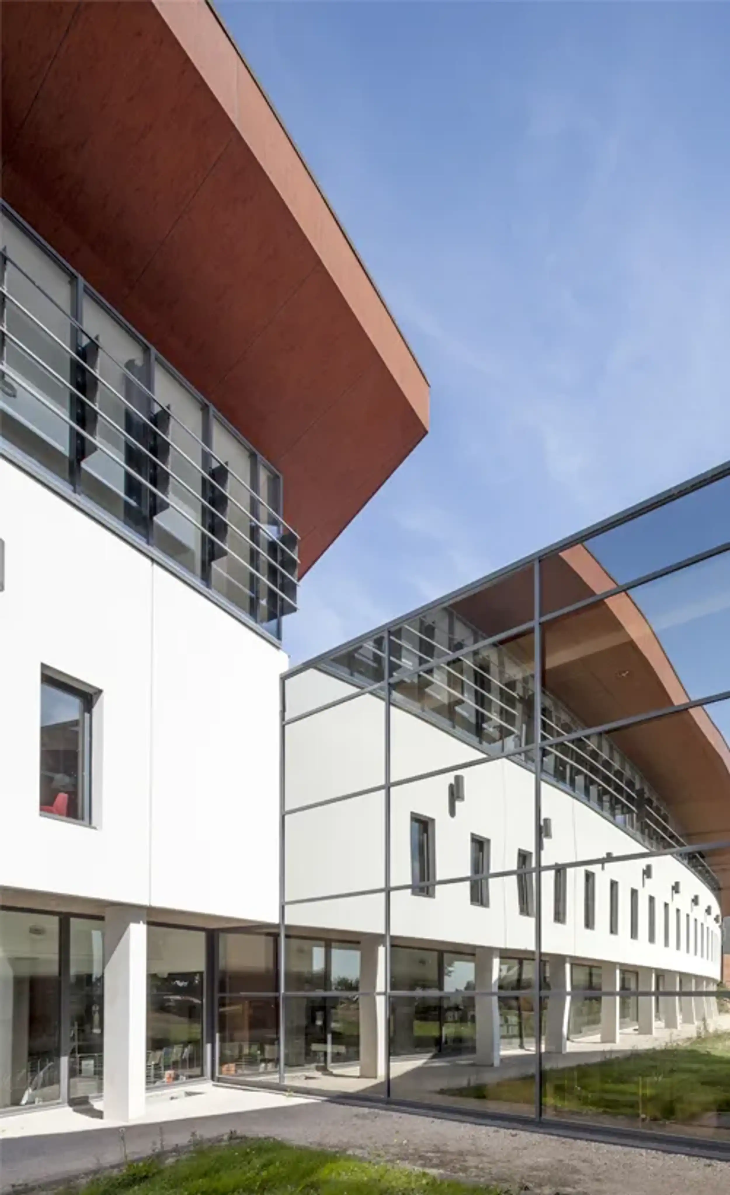 Façade et reflets de la médiathèque